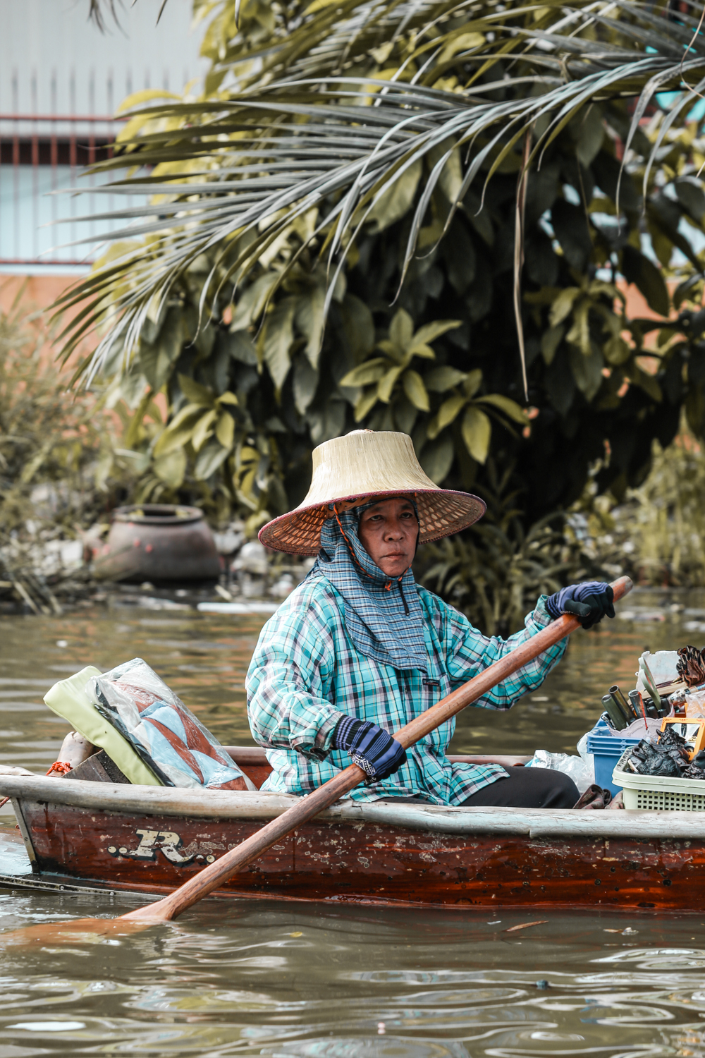 Vendor at floating market in Bangok Thailand @howfarfromhome
